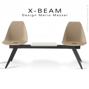 Banc design X-BEAM, avec tablette, structure acier peint anthracite, assise coque plastique sable avec incrustation bois.