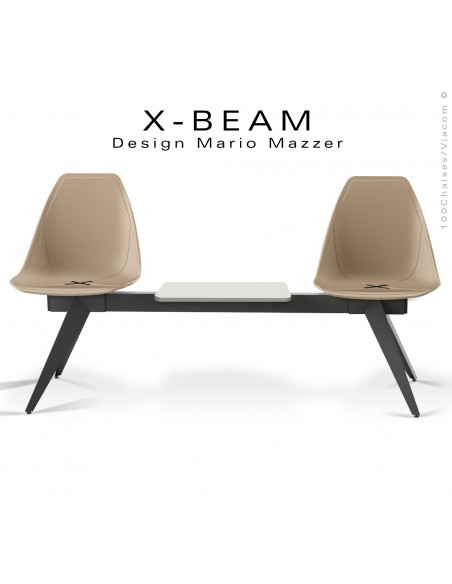 Banc design X-BEAM, avec tablette, structure acier peint anthracite, assise coque plastique sable avec incrustation bois.