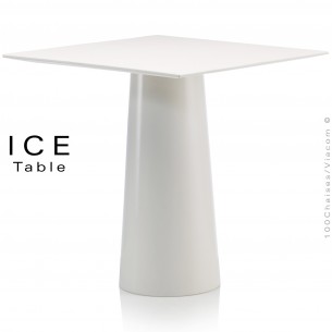 Table design d'extérieur ICE, piétement conique et plateau carré en plastique blanc.
