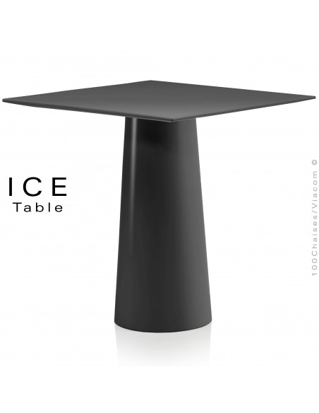 Table design d'extérieur ICE, piétement conique et plateau carré en plastique noir.