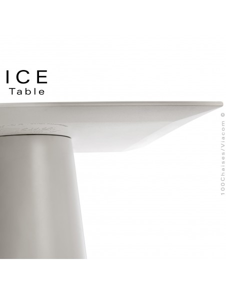 Table design d'extérieur ICE, piétement conique et plateau carré en plastique blanc.