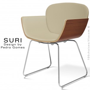 Fauteuil SURI, piétement luge, dossier placage bois naturel Noyer, assise et dossier habillage cuir Sotega, couleur beige.
