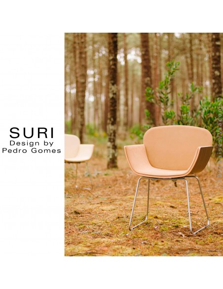 Fauteuil design SURI, piétement luge, dossier placage essence bois naturel, assise aspect cuir SOTEGA.