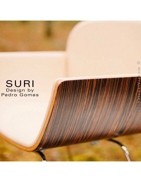 Fauteuil design SURI, piétement luge, dossier placage essence bois naturel, assise aspect cuir SOTEGA.