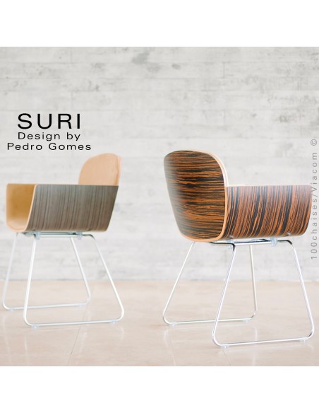 Fauteuil design SURI, piétement luge, dossier placage essence bois naturel, assise aspect cuir SOTEGA.