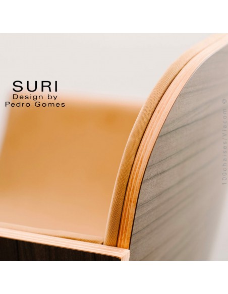 Fauteuil design SURI, piétement luge, dossier placage essence bois naturel, assise aspect cuir SOTEGA.