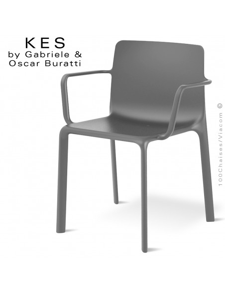 Fauteuil design KES, pour terrasse et extérieur avec accoudoirs, structure et assise plastique couleur gris.