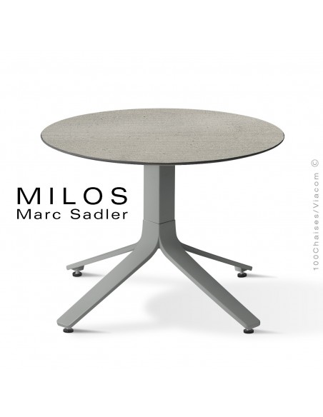 Table basse MILOS, plateau HPL 60 ciment, pied aluminium peint gris poussière opaque.