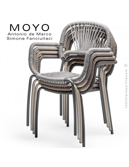 Fauteuil MOYO, structure acier peint, assise tressée ambiance.