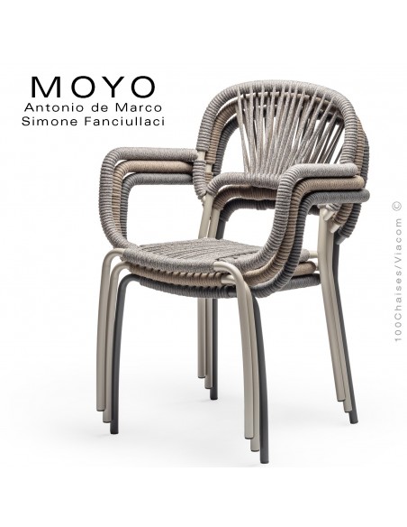 Fauteuil MOYO, structure acier peint, assise tressée ambiance.