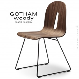 Chaise design GOTHAM WOODY-SL, piétement luge acier noir, assise coque bois noyer.