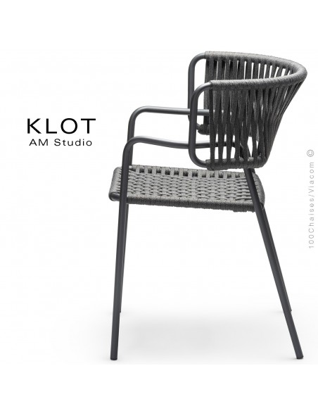 Fauteuil design KLOT-SP, piétement acier peint, assise et dossier tressé en sangle.