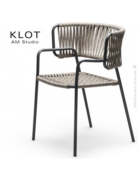 Fauteuil design KLOT-SP, piétement acier peint, assise et dossier tressé en sangle.