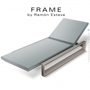 Bain de soleil ou chaise longue FRAME, structure plastique couleur taupe, avec coussin couleur bleu claire.