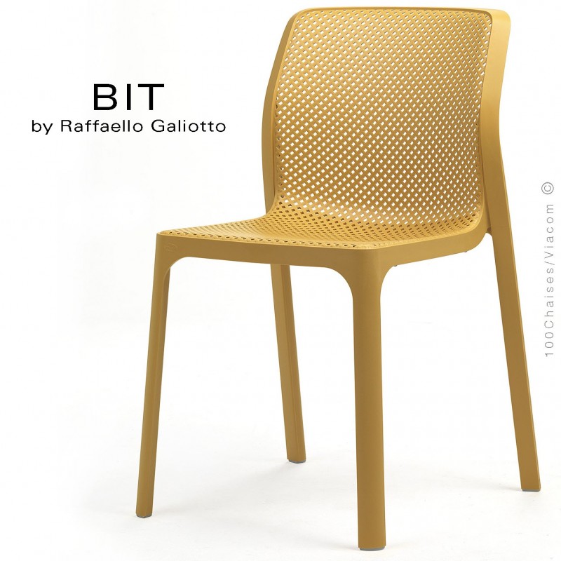 Chaise design BIT, sturcture et assise plastique couleur jaune moutarde.