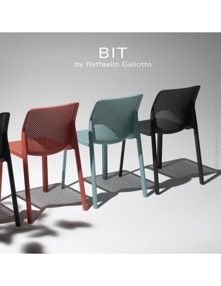 Chaise design BIT, sturcture et assise plastique couleur. Lot de 6 pièces.