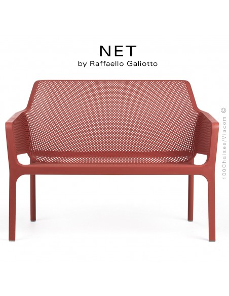 Banc NET, structure et assise plastique couleur rouge.