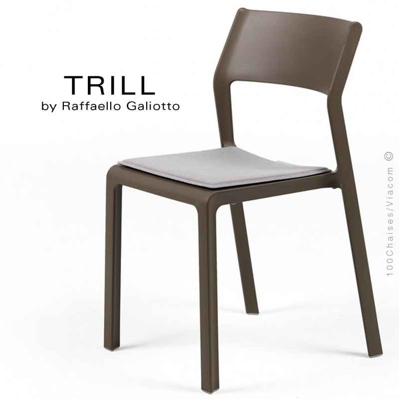 Chaise TRILL, sturcture et assise plastique couleur marron.