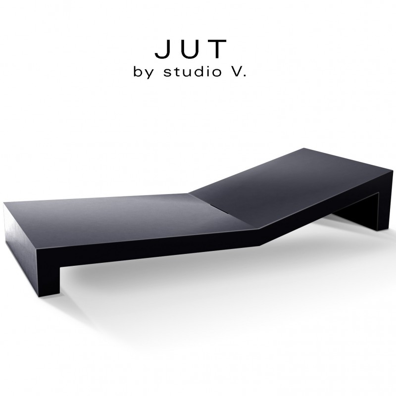 Bain de soleil ou chaise longue design JUT, structure et assise plastique et résine, couleur d'aspect mat anthracite.