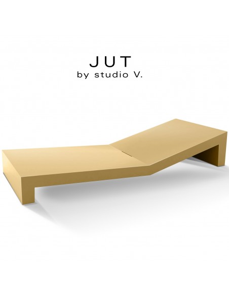 Bain de soleil ou chaise longue design JUT, structure et assise plastique et résine, couleur d'aspect mat beige.