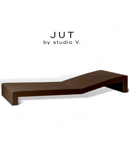 Bain de soleil ou chaise longue design JUT, structure et assise plastique et résine, couleur d'aspect mat bronze.