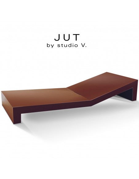 Bain de soleil ou chaise longue design JUT, structure et assise plastique et résine, couleur d'aspect mat bronze.