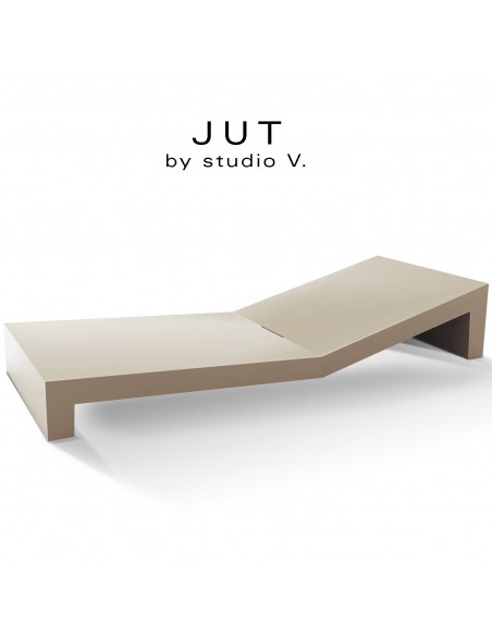 Bain de soleil ou chaise longue design JUT, structure et assise plastique et résine, couleur d'aspect mat écru.