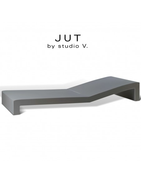 Bain de soleil ou chaise longue design JUT, structure et assise plastique et résine, couleur d'aspect mat gris-argent.