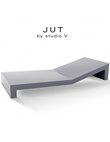 Bain de soleil ou chaise longue design JUT, structure et assise plastique et résine, couleur d'aspect mat gris-argent.