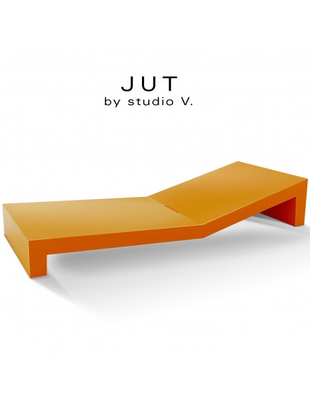 Bain de soleil ou chaise longue design JUT, structure et assise plastique et résine, couleur d'aspect mat orange.