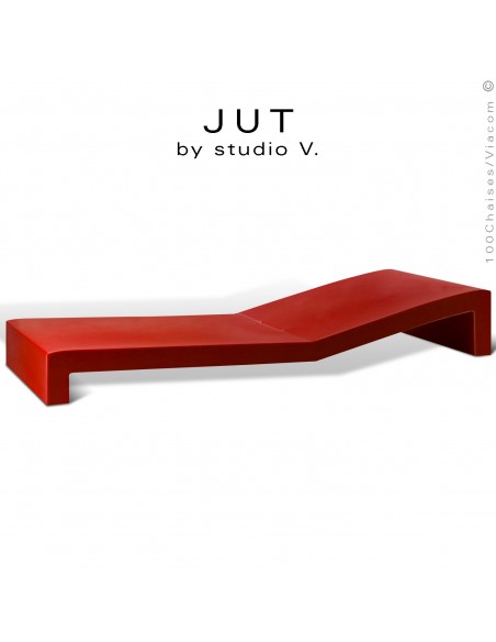 Bain de soleil ou chaise longue design JUT, structure et assise plastique et résine, couleur d'aspect mat rouge.