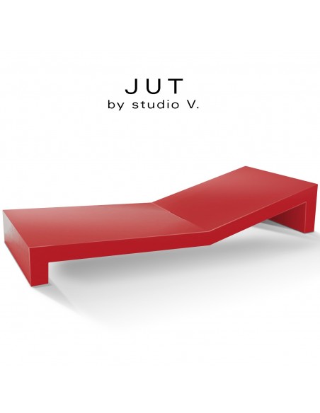 Bain de soleil ou chaise longue design JUT, structure et assise plastique et résine, couleur d'aspect mat rouge.