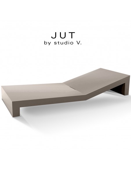 Bain de soleil ou chaise longue design JUT, structure et assise plastique et résine, couleur d'aspect mat taupe.