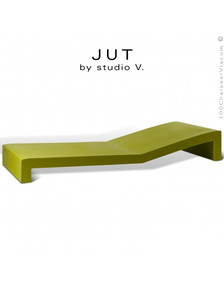 Bain de soleil ou chaise longue design JUT, structure et assise plastique et résine, couleur d'aspect mat vert pistache.