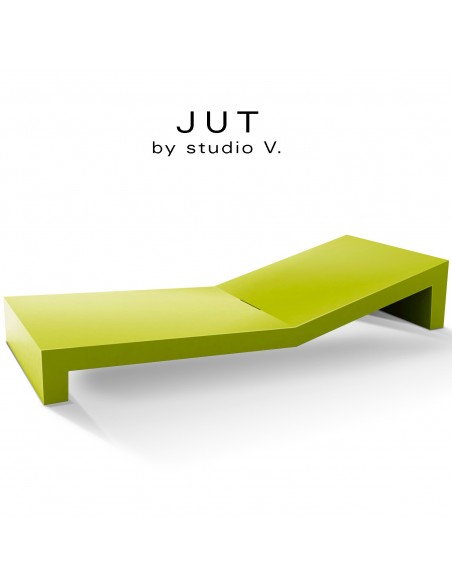 Bain de soleil ou chaise longue design JUT, structure et assise plastique et résine, couleur d'aspect mat vert pistache.