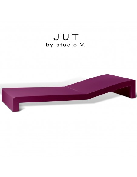 Bain de soleil ou chaise longue design JUT, structure et assise plastique et résine, couleur d'aspect mat vert violet.