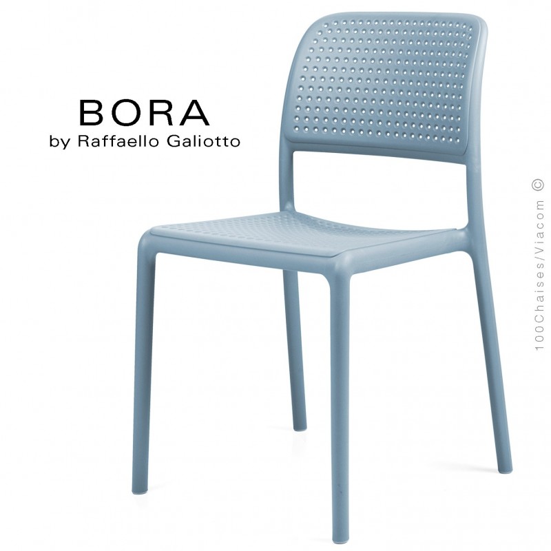 Chaise design BORA, sturcture et assise plastique couleur bleu clair.