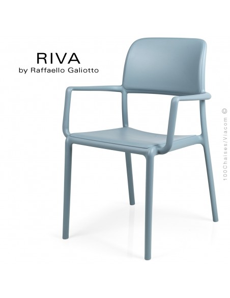 Fauteuil design RIVA, sturcture et assise plastique couleur bleu clair.