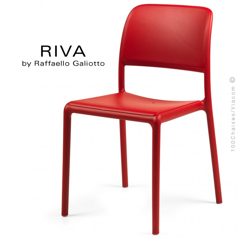Chaise design RIVA, sturcture et assise plastique couleur rouge.