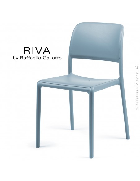 Chaise design RIVA, sturcture et assise plastique couleur bleu clair.