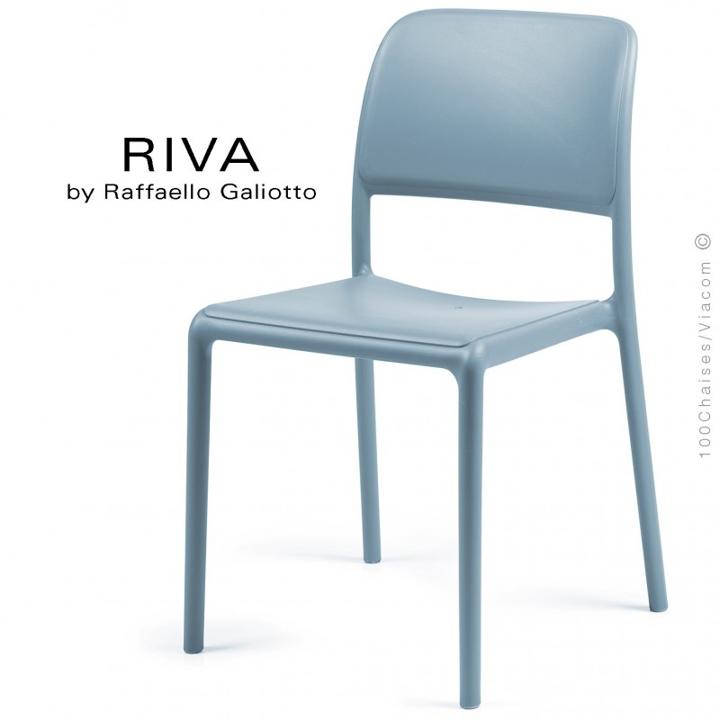 Chaise design RIVA, sturcture et assise plastique couleur bleu clair.