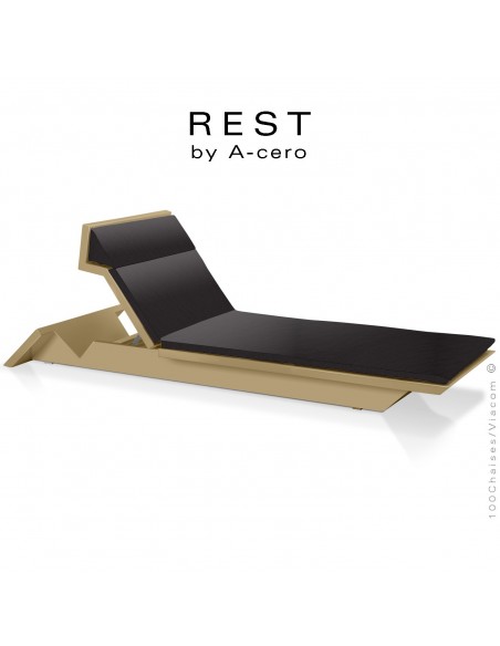 Bain de soleil ou chaise longue REST, structure et assise plastique couleur beige d'aspect mat, avec coussin anthracite.