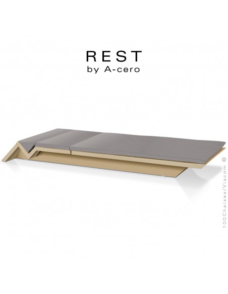 Bain de soleil ou chaise longue REST, structure et assise plastique couleur beige d'aspect mat, avec coussin gris-argent.