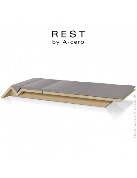 Bain de soleil ou chaise longue REST, structure et assise plastique couleur beige d'aspect mat, avec coussin gris-argent.