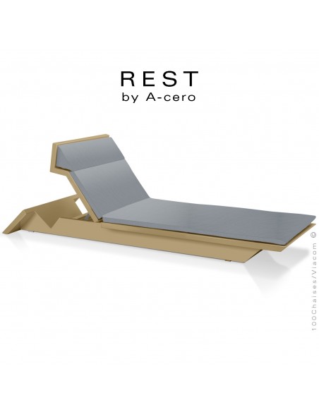 Bain de soleil ou chaise longue REST, structure et assise plastique couleur beige d'aspect mat, avec coussin gris-argent.