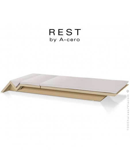 Bain de soleil ou chaise longue REST, structure et assise plastique couleur beige d'aspect mat, avec coussin blanc.