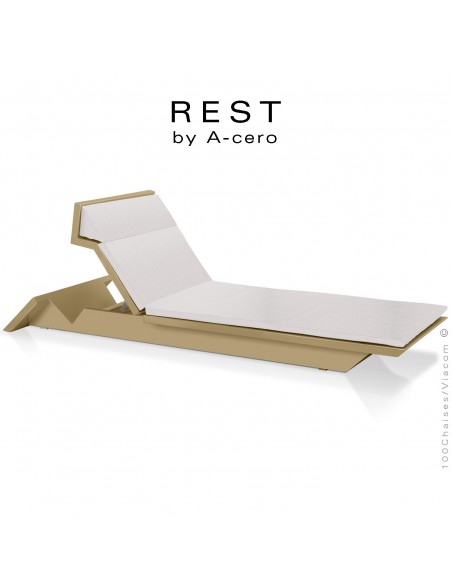 Bain de soleil ou chaise longue REST, structure et assise plastique couleur beige d'aspect mat, avec coussin blanc.