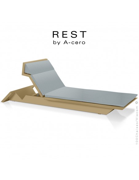 Bain de soleil ou chaise longue REST, structure et assise plastique couleur beige d'aspect mat, avec coussin bleu clair.