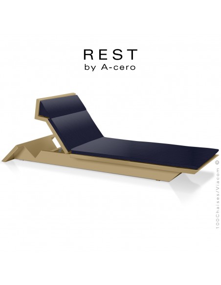 Bain de soleil ou chaise longue REST, structure et assise plastique couleur beige d'aspect mat, avec coussin bleu foncé.