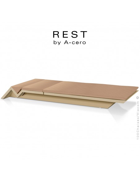 Bain de soleil ou chaise longue REST, structure et assise plastique couleur beige d'aspect mat, avec coussin orange.